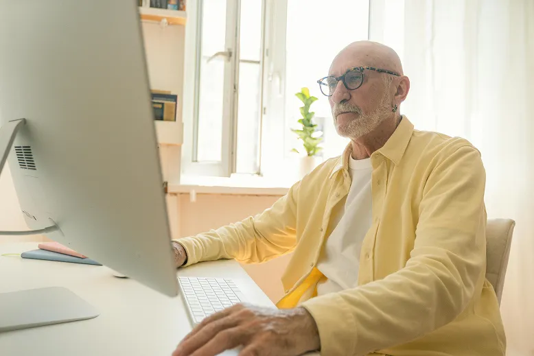 Senior devant ordinateur